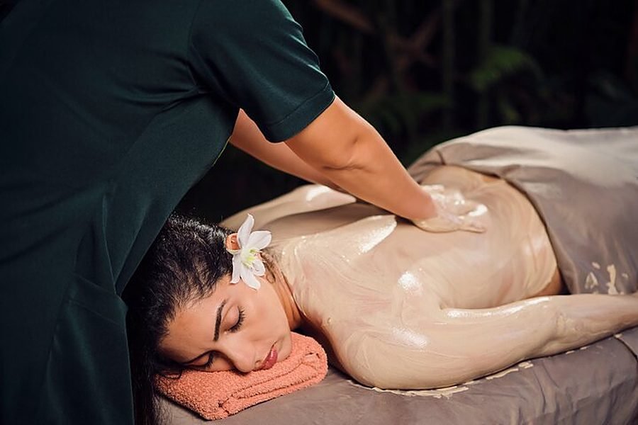 Mud wrap massage on the back